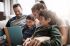 Foto: Familie liest Buch