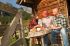 Foto: Alm mit Jause am Tisch und 2 Personen rundherum